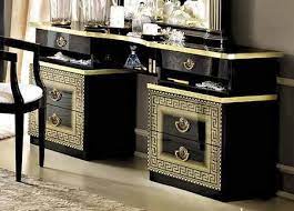 The bedroom set is crafted from solid wood we have the largest range of italian bedroom furniture, including designer beds, wardrobes and chest of drawers. Pin On Mis Pines Guardados