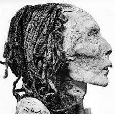 Egyptian kings (or pharaohs), sported a braid headdress, and the royal mummies archaeologists have unearthed also have the same hairstyle. History Of Wigs In Ancient Egypt Arizona Wig Boutique