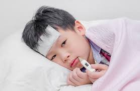 Anak demam panas kaki sejuk. Jangan Panik Lakukan Tips Berikut Jika Anak Demam Di Malam Hari Good Doctor Tips Kesehatan Chat Dokter Beli Obat Online