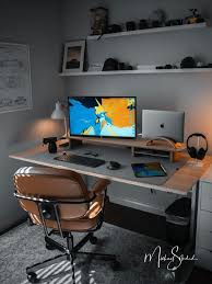 minimalistic desk setups ob homeoffice im wohnzimmer oder im kleinen arbeitszimmer homeoffice ideen ho in 2021 home office setup home office design home room design