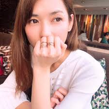 國際圍戒圍表台灣主要使用國際圍戒圍尺寸，本表提供圓周長及直徑尺寸參考，但該如何知道自己的指圍呢？  簡單的方式可以用無彈性的線或是紙條纏繞手指，手指需放鬆，之後將線或紙條平放以尺測量，對照尺寸表的圓周長度即可。  亦可拿現有的戒指測量直徑，然後比對戒圍對照表 ...