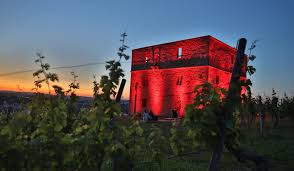 Informationen zu öffnungszeiten, eintrittspreisen, barrierefreiheit, führungen und veranstaltungen, anfahrt und kontaktmöglichkeiten von schloss heidelberg. Yburg In Stetten Wird Bis September 2021 Nicht Beleuchtet Kernen Zeitungsverlag Waiblingen