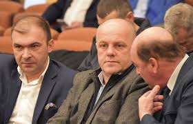 Potrivit legii privind statutul aleşilor locali, adoptate de senat, ca for decizional, în ultima şedinţă de plen a sesiunii parlamentare, primarii, viceprimarii, preşedinţii de consilii judeţe şi vicepreşedinţii acestora care îndeplinesc condiţiile vârstei de pensionare vor putea. Pensiile Speciale Pentru Alesii Locali VÄzute Diferit De Primarii Nelu Popa Si Felix Borcean