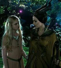 Il raconte l'histoire de maléfique , la méchante sorcière de la belle au bois dormant (1959). Aurore Et Malefique Maleficent Movie Disney Maleficent Maleficent