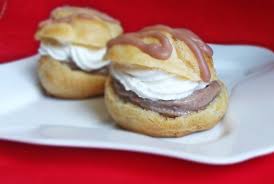 Pendant que le lait chauffe, travailler dasn une grande terrine le sucre et les. Reteta Choux A La Creme