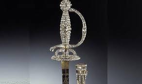 الشرطة الألمانية تنشر صور للقطع المسروقة من متحف دريسدن غرين فاولت Kadi4news Bling Diamond Bracelet Jewelry