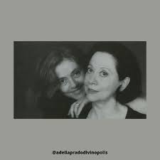 😉O que Adélia e Fernanda Montenegro têm em comum? 🥰Ambas possuem relação  com "Dona Doida". 🎥A partir da obra Adeliana, a atriz protagonizou a peça "Dona  Doida: Um Interlúdio", que estreou em