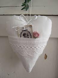 Das gehäkelte tilda herz ist ein tolles geschenk zum muttertag oder. Stoffherz Weiss Mit Einsteckfach Shabby Spitze Vintage Tilda Herz Werk Stoffherz Stoffherzen Nahen Weihnachten