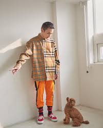 Apalagi dipadupadankan dengan outfit favorit andalanmu, penampilan jadi makin percaya diri tanpa kesan lebay. 10 Ide Mix And Match Kemeja Kotak Kotak Ala Idol Kpop Cowok