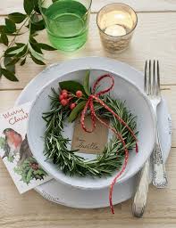 Une Mini Couronne En Guise De Marque Place Deco Table Noel Deco Noel Noel