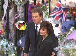 Tony blair, diana'nın ölümünün daha önce eşine rastlanmadık küresel bir hadiseye dönüştüğünü anlatıyor. Tony Blair Didn T Save The Royal Family After Princess Diana S Death They Re Just As Controlling And Removed The Independent The Independent
