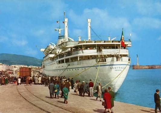 La nave passeggeri Australia in partenza dal porto negli anni '60