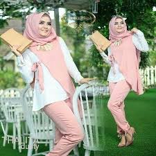 Tunik batik memang memberikan kesan desain cukup modern dan elegan sehingga tidak heran jika saat ini menjadi pakaian populer di kalangan remaja. Thalita By Farishahijab Pasminah Blouse Celana Setelan Tunik Top And Celana Joger Yang Di Fariasi Layer Cardi Terdapat Tunic Blouse Long Dress How To Wear