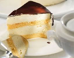 Se pune pe foc laptele cu coaja de lamaie. Tort Cu Crema De Lamaie Savoare Si Bun Gust