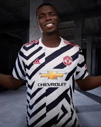 No supporter's wardrobe is complete without the manchester united away kit and third kit, and true red devils can take it up a notch with the man united training. Manchester Yunajted Predstavil Rezervnuyu Formu Na Nej Chyorno Belye Polosy Chempionat