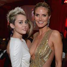 He won 2 gold medals at the queensland swimming championships. Premiere Cody Simpson Spricht Uber Die Beziehung Mit Miley Cyrus Gala De