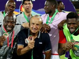 The super eagles' 2019 africa cup of nations qualifier against south africa will be played on saturday, november 17 at the fnb stadium. Gernot Rohr Bleibt Trainer Der Super Eagles
