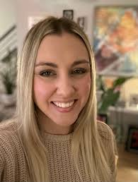 Laura Mayo's Instagram, Twitter & Facebook