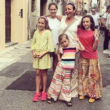 Questa sera, sabato 22 giugno 2019, alle ore 21.25 su rai tre nuovo appuntamento con alle falde del kilimangiaro, storico programma della rete ammiraglia, un tempo condotto da licia colò, sostituita oggi da camila raznovich. Camila Raznovich Eta Altezza Peso E Figli Chi E La Conduttrice Del Kilimangiaro Caffeina Magazine