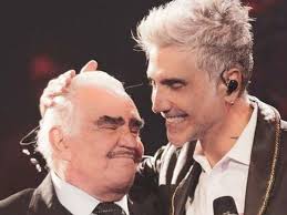 Alejandro Fernández llora en pleno concierto al recordar a Vicente  Fernández