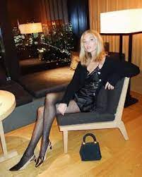 Bazen ona bakıyorum ve birlikte neler yaşadığımızı düşündüğümde ağlıyorum. Elsa Hosk Prefer Pantyhose Fashion Commentator Tuoreessa Julkaisussa Hosk On Sonnustautunut Mustaan Avonaiseen Asuun Joka Koostuu Niukasta Topista Seka Sidotusta Hameesta Beverly Forman
