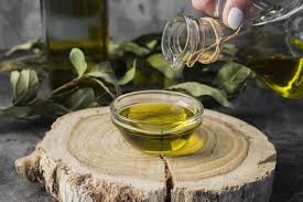 طريقة استخدام زيت شجرة الشاي الصحيحة للبشرة والشعر In 2021 Alcoholic Drinks Alcohol Rose Wine