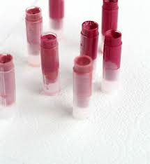 7 Recettes De Baume A Levres Bio Pour Des Levres Naturellement Belles Rouge A Levres Diy Rouge A Levres Fait Maison Baume A Levres