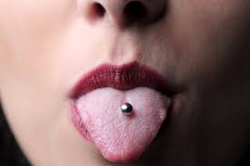Découvrez le piercing de la langue. Tongue Piercing Invictus Tattoo Berlin