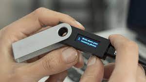Mobil, masaüstü ve çok imzalı cüzdanlar sıcak cüzdan kategorisine ve donanıma, kağıt soğuk cüzdan kategorisine aittir. Ledger Nano S Bitcoin Cuzdani Fiyati Taksit Secenekleri