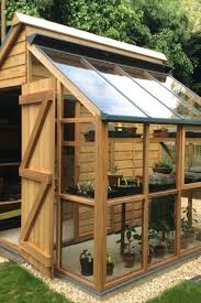 J Aime Espace Serre Pour Le Jardinage Et La Porte Pouvant Le Separer De L Interieur Le Style De La Construction Bois In 2020 Backyard Shed Decor Greenhouse Shed