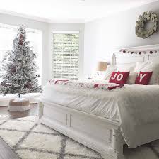 40 Cozy And Cheerful Homes Decorated For A Snowy Christmas Christmas Decorations Bedroom Christmas Room Decor Christmas Bedroom