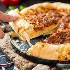 Fur Deine Nachste Party Buntbelegtes Pizzablech Mit Kaserand Rezept Pizza Mit Kaserand Rezepte Lebensmittel Essen