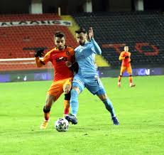 Giren belhanda kaleyi düşündü, günay'dan dönen topu babel ağlara gönderdi ancak yardımcı hakem golden önce ofsayt bayrağını kaldırdı. Galatasaray Deplasmanda Gaziantep Fk Yi 2 1 Maglup Etti
