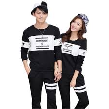 Setidaknya jenis hem ini bisa dikategorikan menjadi dua yaitu hem formal dengan desain polos serta hem non formal dengan banyak desain tambahan seperti tambahan pita pada leher, bross, renda dan lain sebagainya. Baju Couple Lengan Panjang Harga Terbaru Agustus 2021 Gratis Ongkir Blibli