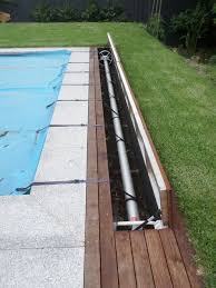 Powered Remote Control Aussie Undercover Hidden Pool Cover System In Ground Installation With A In 2020 Schwimmbad Landschaftsbau Schwimmingpool Garten Pool Im Garten