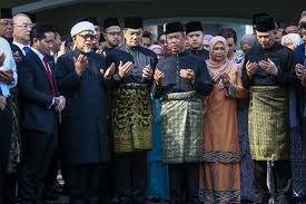 Tuan guru haji abdul hadi awang menteri besar terengganu darul iman kelahiran. Ketika Politik Meruncing Hadi Awang Tetap Tenang Beri Kuliah Dhuha Di Masjid