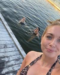 Drømmer mig lige tilbage til den her badetur på Bogø i sommers og man kan  næsten fornemme smilet 🏊🌄🌿 /Annie #saceventyr #livsstil #udeliv  #danmarkdejligst #smuknatur #Bogø #sommeridanmark #idyl #udidetblå  #sommeraften #naturoplevelse #microeventyr #