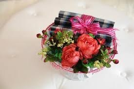 Tema adalah merah & kuning dengan hiasan bunga segar. Bazilah Azhar Bertunang Hantaran Pihak Lelaki Dan Perempuan