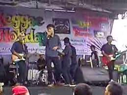Dan menjadikan sebuah filosofi d a g a d terbayang raut senyum dari nenek tua di sebrang jalan saat pagi menjelang d a g a d sambut mata melek ku ketika pagi itu senyum tak berpaling jadilah smile morning intro : Smile Morning Reverbnation