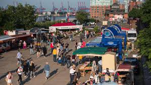 Besucher müssen sich auf einige. Der Fischmarkt In Hamburg Nach 15 Monaten Corona Pause Wieder Geoffnet