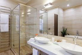 Oggi vogliamo parlare proprio di questo, dei faretti e delle lampade da utilizzare sugli specchi per migliornarne il loro uso e per l'illuminazione bagno. Consigli Per Illuminare Lo Specchio Del Bagno Giornale Nisseno
