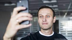 Alexej nawalnyj will mit seinem streik eine ärztliche behandlung erreichen. Russian Jail Frees Vladimir Putin Opponent Alexei Navalny News Dw 22 10 2017