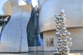 Este situat pe malul raului nervion, in apropierea casei de informatii pentru turisti si a salii de conferinte si concerte euskalduna. Muzeul Guggenheim Din Bilbao Al Lui Frank Gehry Designed To Travel