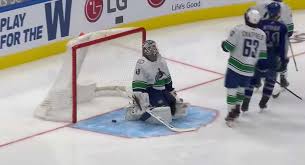 Bonus de 50€ / $100 à l'inscription. Internally Screaming Braden Holtby Has Had It Up To Here With The Canucks Terrible Defense