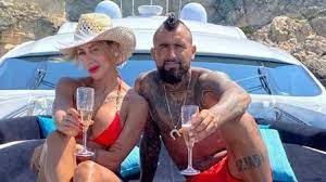 Nadie se esperaba que sonia isaza fuese mamá y mucho menos a su corta edad.tan solo tiene 35 años y su hija mayor, daniela, 19. Sonia Isaza Dedico Romantico Mensaje De Cumpleanos A Arturo Vidal El Dueno De Mi Corazon En Cancha