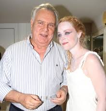 Ή μάλλον όχι, είναι όπως την περιμένουμε, μόνο που ελάχιστα τους συναντούμε στη σχολική αίθουσα ή να είναι πάνω από τα βιβλία να διαβάζουν για τις πανελλήνιες. Lena Papalhgoyra O Ypoyrgos Kai Aysthros Pateras H Gnwrimia Me Ton Akh O Lamperos Gamos Kai Oi 2 Gioi