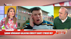 Kayhan çevresinde temiz kalpliliği ve masumiyeti ile tanınan biridir. Sahan Gokbakar Kayhan Filminin Galasinda Hayal Kirikligina Mi Ugradi Youtube