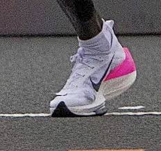 Kipchoge was running the marathon for a campaign known as breaking2. Kipchoge Und Seine Fabelzeit Schmu Mit Dem Schuh Leichtathletik Badische Zeitung
