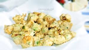Uno ad uno intingi le cimette di broccolo nella pastella e mettile subito man mano che le intingi dentro la padella con l'olio bollente per friggerle. Broccoli Romani In Pastella Ricetta Facile E Veloce