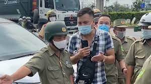 Lúc này, tài xế tên lê chí thành đã xuống, xuất trình. Báº¯t Kháº©n Cáº¥p Nghi Pháº¡m Le Chi Thanh Thá»i Sá»± Thanh Nien